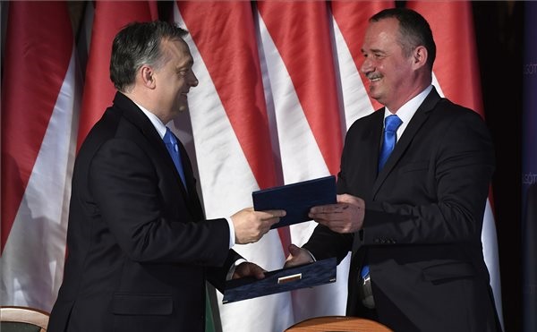 Orbán Viktor miniszterelnök és Fekete Zsolt polgármester kicserélik a dokumentumot, miután aláírták a Modern városok program keretében kötött együttműködési megállapodást