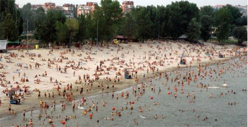 Nyári tóparti strandkép Strand