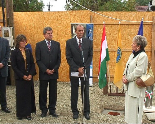 Dr. Székely Tamás egészségügyi miniszter helyezte el Szécsényben, 2009. október 1-én a kistérségi járóbeteg szakellátó központ alapkövét Résztvevők