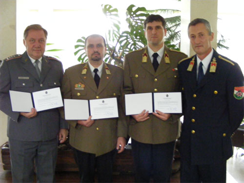Csombor István tü. ftörm; Juhász László pv. örgy.; Faragó Sándor pv. örgy.; Szabó János tü.alezr. A csapat