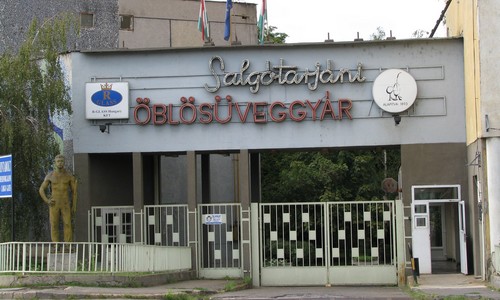 Salgótarjáni öblösüveggyár épületének  bejárata