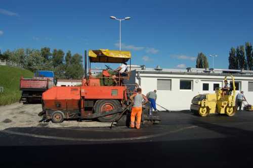 Aszfaltozás Aszfaltozási munkálatok során a lakóingatlanok nagy részben megközelíthetőek maradnak