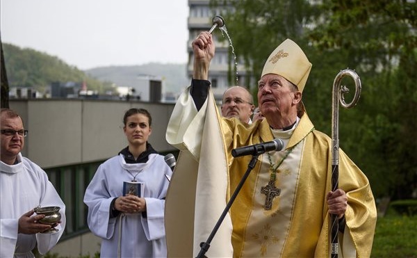 Beer Miklós váci megyéspüspök megáldotta a megújult salgótarjáni főplébánia-templomot