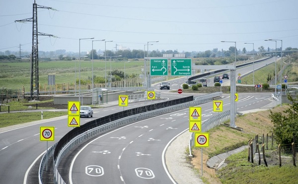 Új szakaszt adtak át a 21-es főúton 