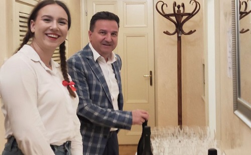 Mik vannak: szájsebész készítette az aranyérmes bort